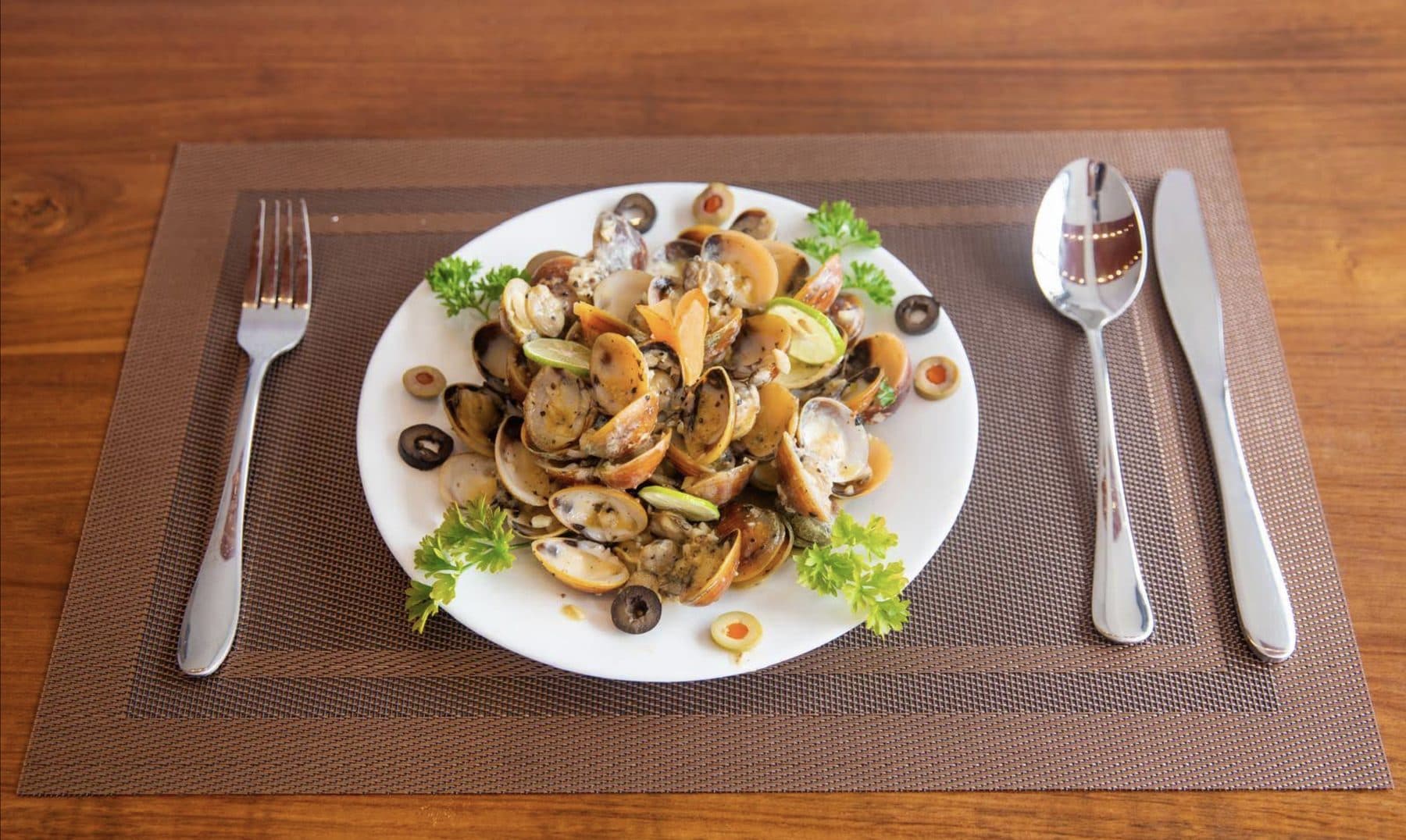 Sautéed clams with olives and lime (menu reference photo)
