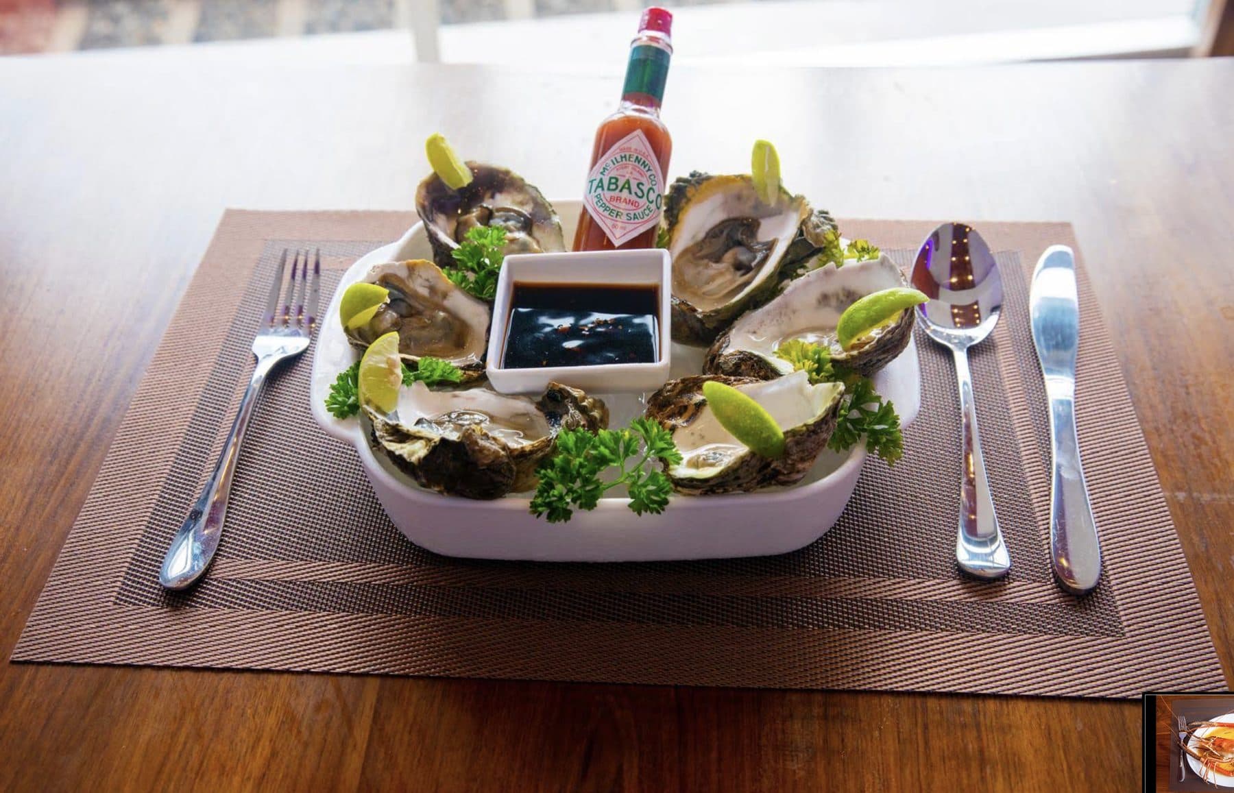 Shucked oysters with tabasco and lime (menu reference photo)